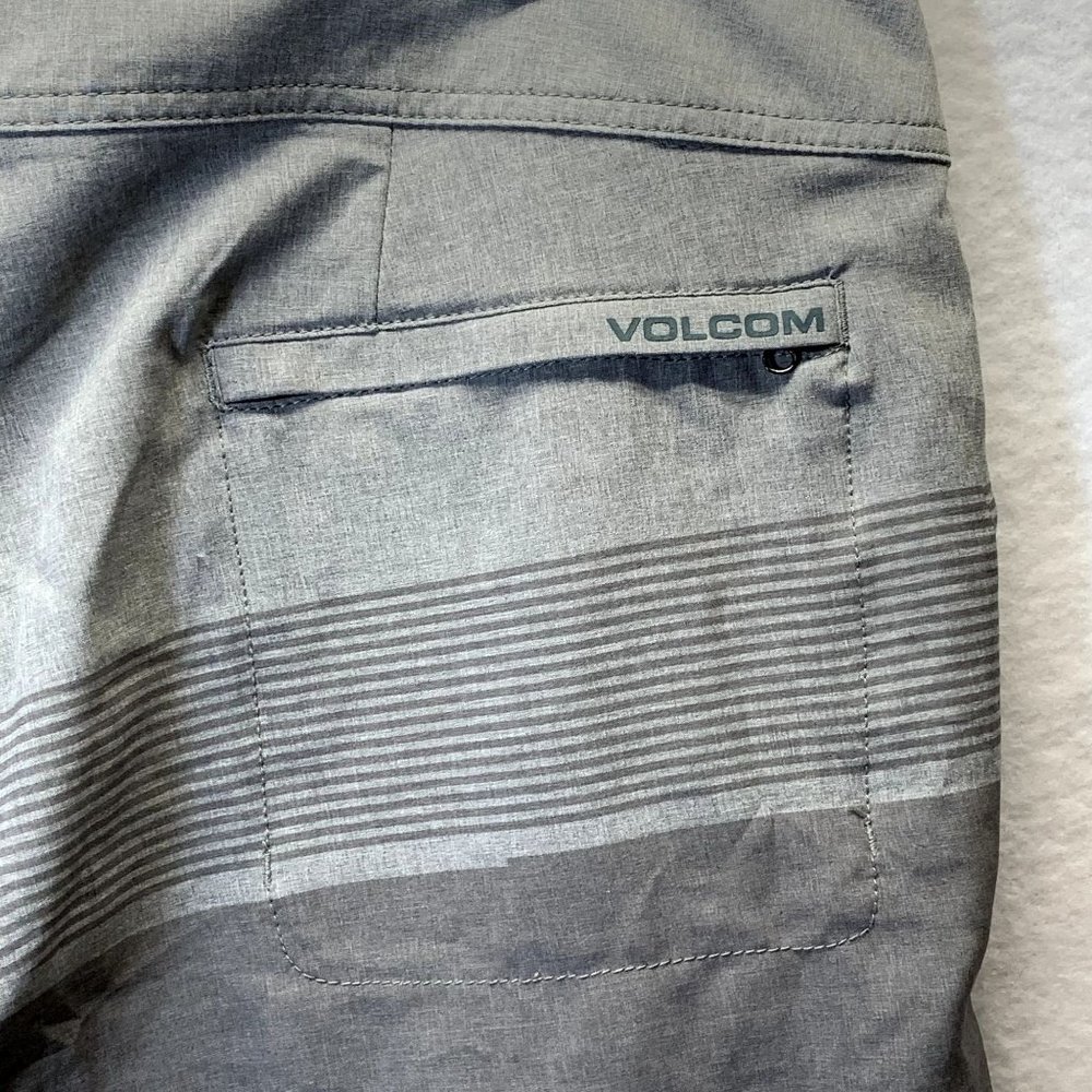 Volcom Trunks Mens Size 38 Gray Stripes Unlined Static Division Boardshorts - Picture 10 of 10